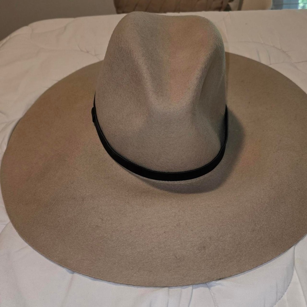 Tan wide brim hat with black band, size S